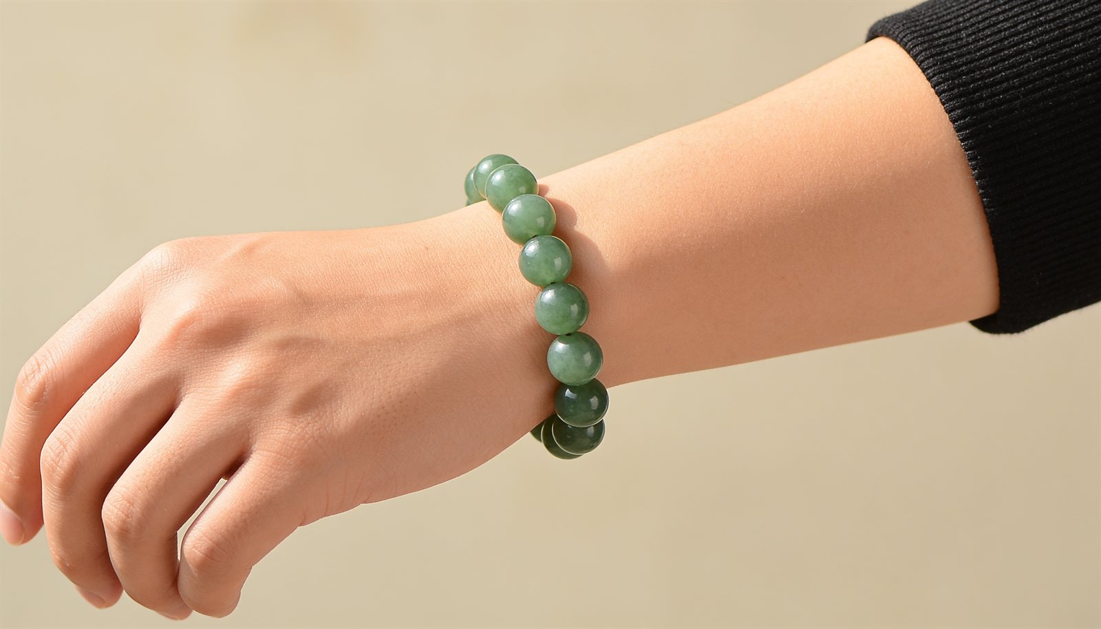 simple-line-green-aventurine-worn-woman