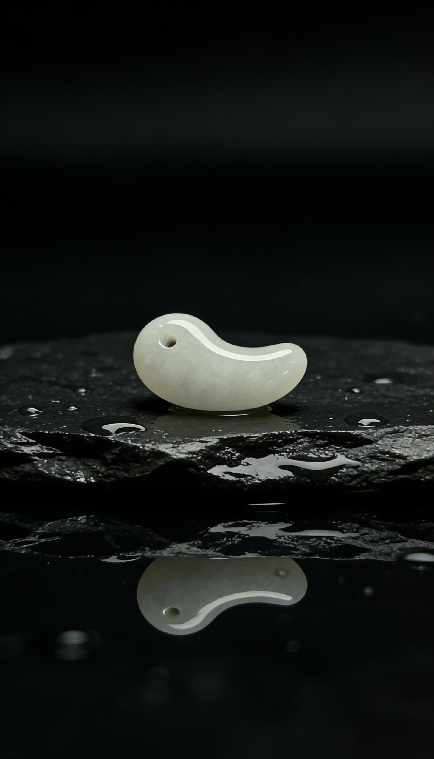 勾玉お守り・本翡翠（硬玉）20mm ― 京都手組み